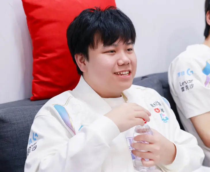 但也从侧面, 频繁的更换, 约过来