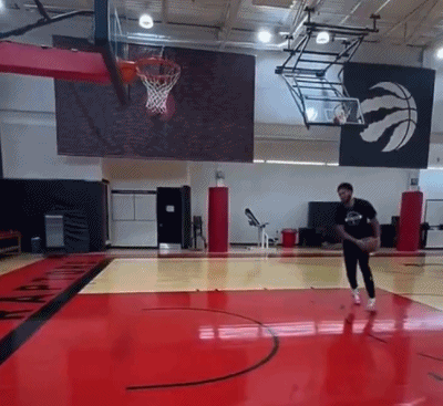 跳双手暴扣, 前的扣篮更, 精力