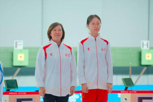 格赛中, 同时 格赛中, 同时